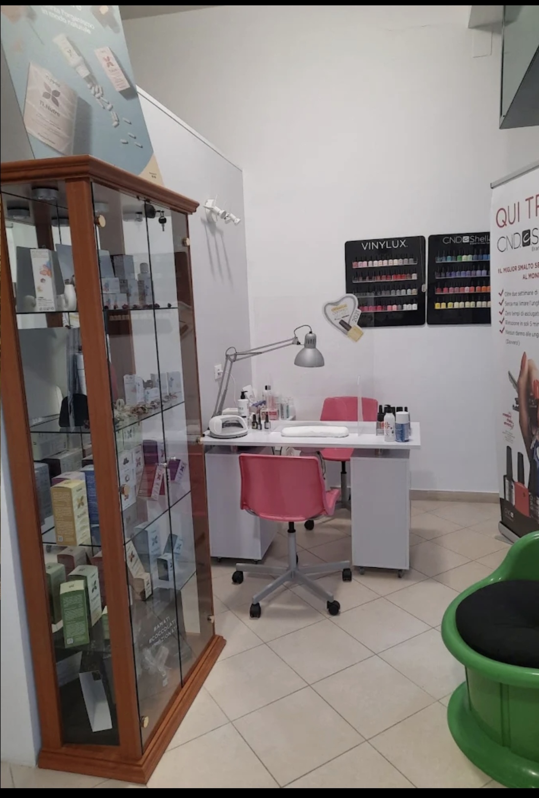 Postazione manicure e pedicure con espositori di smalti CND Shellac e Vinylux